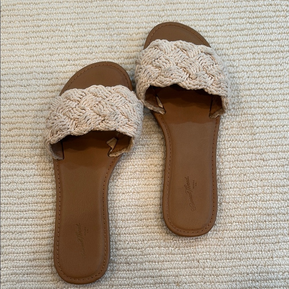 Universal Thread Tan Sandals with Textured Upper